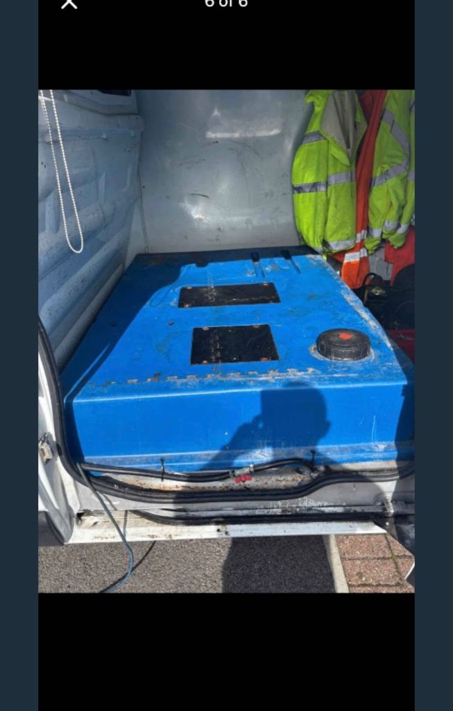 Water tank 400 L mounts to floor 