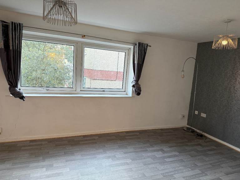 NO deposit required!! 2 tenants to move in together £550 rent each (1-bed LHA rate)