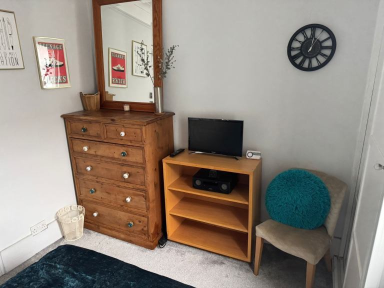Double room to rent in family home 