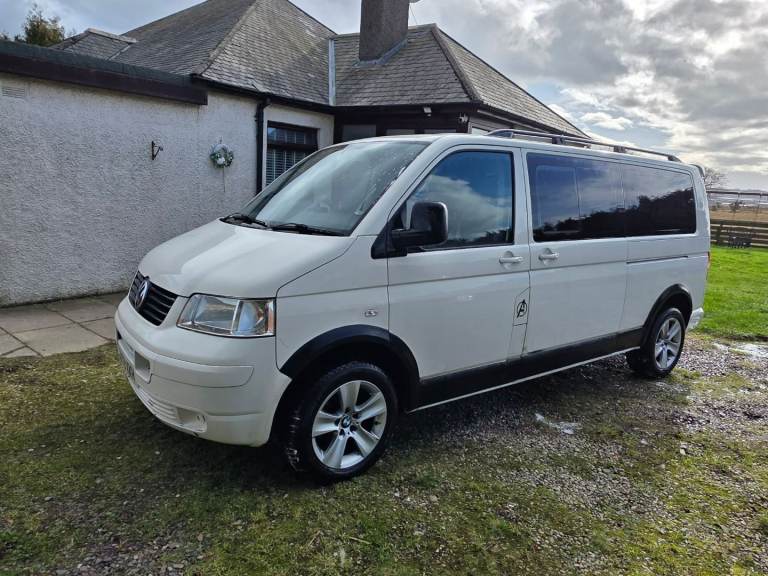 Volkswagen t5 shuttle bus