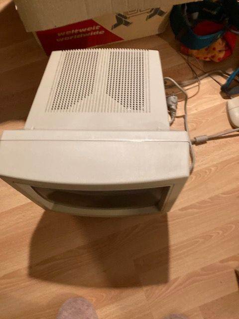 Vintage Apple Performa Plus 14" CRT Monitor Bundle (Model M9102) - 