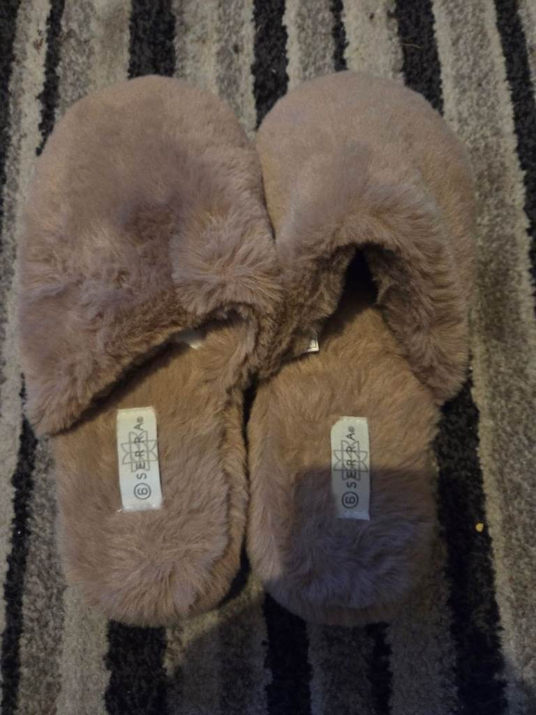 Cosy Faux Fur Slippers Size 6 – Good Condition