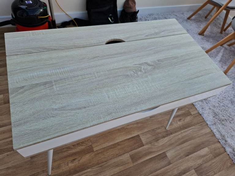 COMPUTER DESK IN LIGHT WOOD EFFECT