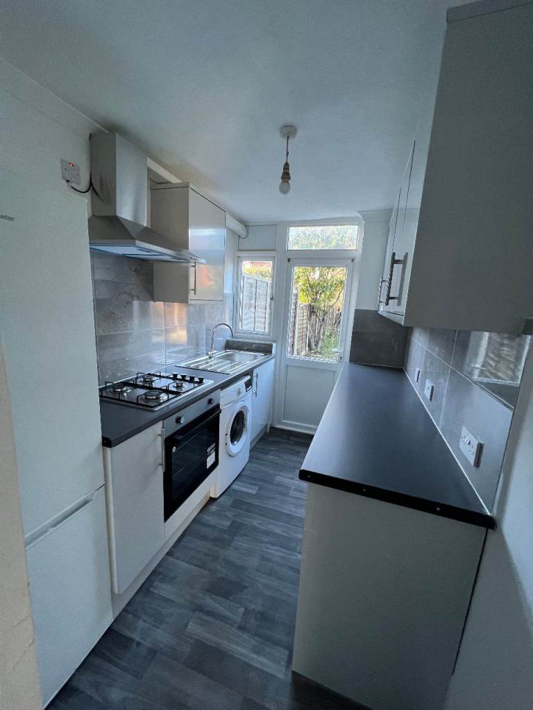  Beautiful 3 Bedroom House to let on Donald Drive, Chadwell Heath. RM6 5EB