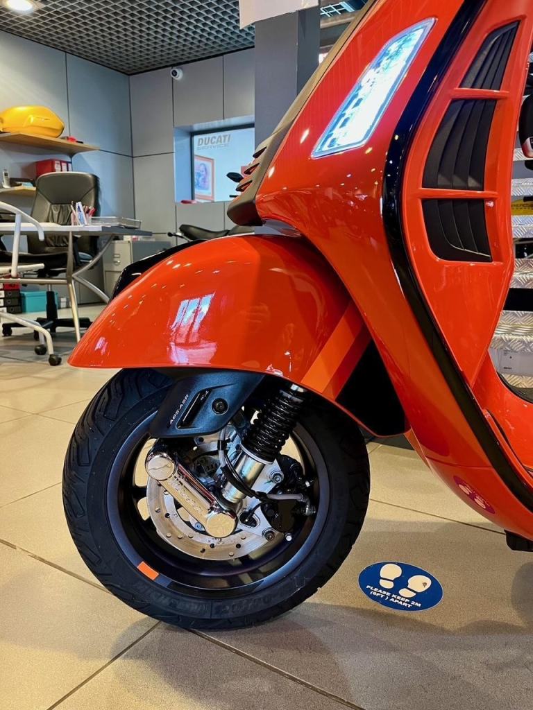 VESPA GTS 300 SUPERSPORT - 1400 MILES - 1 OWNER - EXTREMELY TIDY - EURO 5