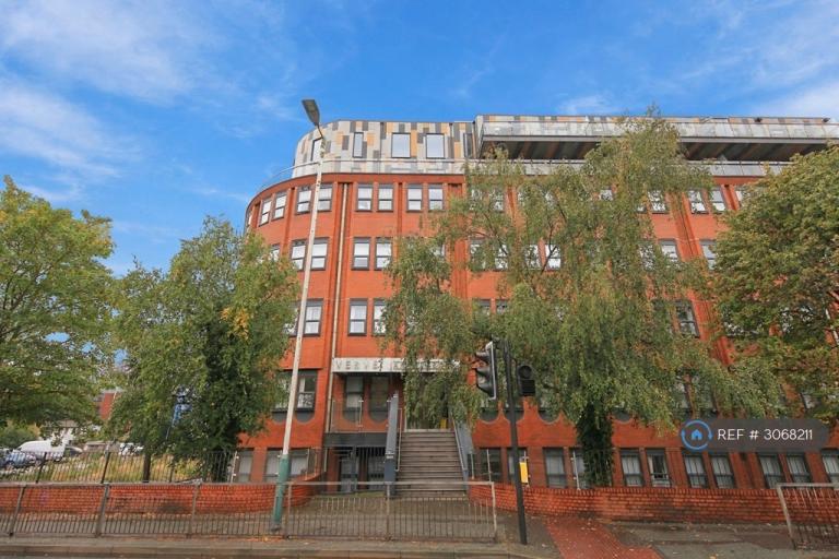 2 bedroom flat in Mercury Gardens, Romford, RM1 (2 bed) (#3068211)