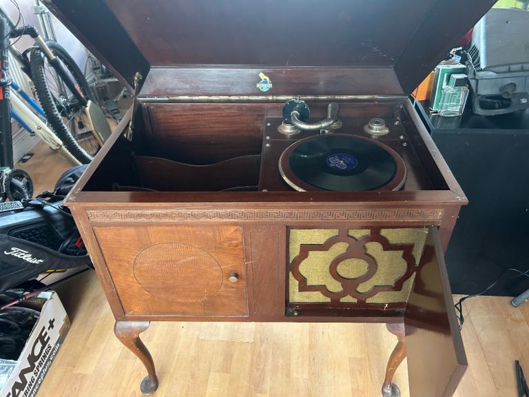 Gramophone and vinyl package 