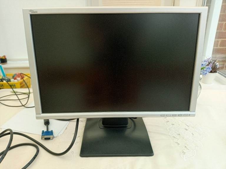 Fujitsu Siemens 19 inch monitor - with built-in speakers - VGA connection only