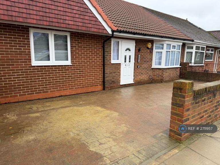1 bedroom in Bluefield Close, Hampton, TW12 (#2711957)