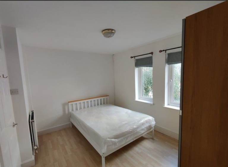 DOUBLE ROOM NEAR ALGATE EAST STATION !  🏠🌞