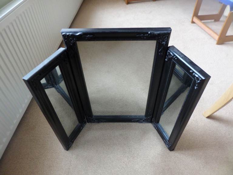 Triple dressing table mirror in good condition