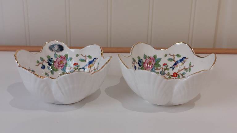 pair of 2 Aynsley Pembroke Fine English Bone China bowls standing 13cms wide