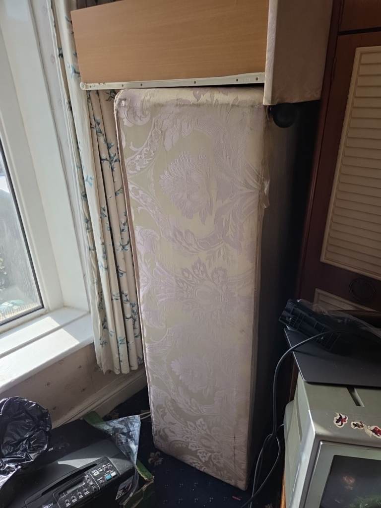 Double bed with dtaws