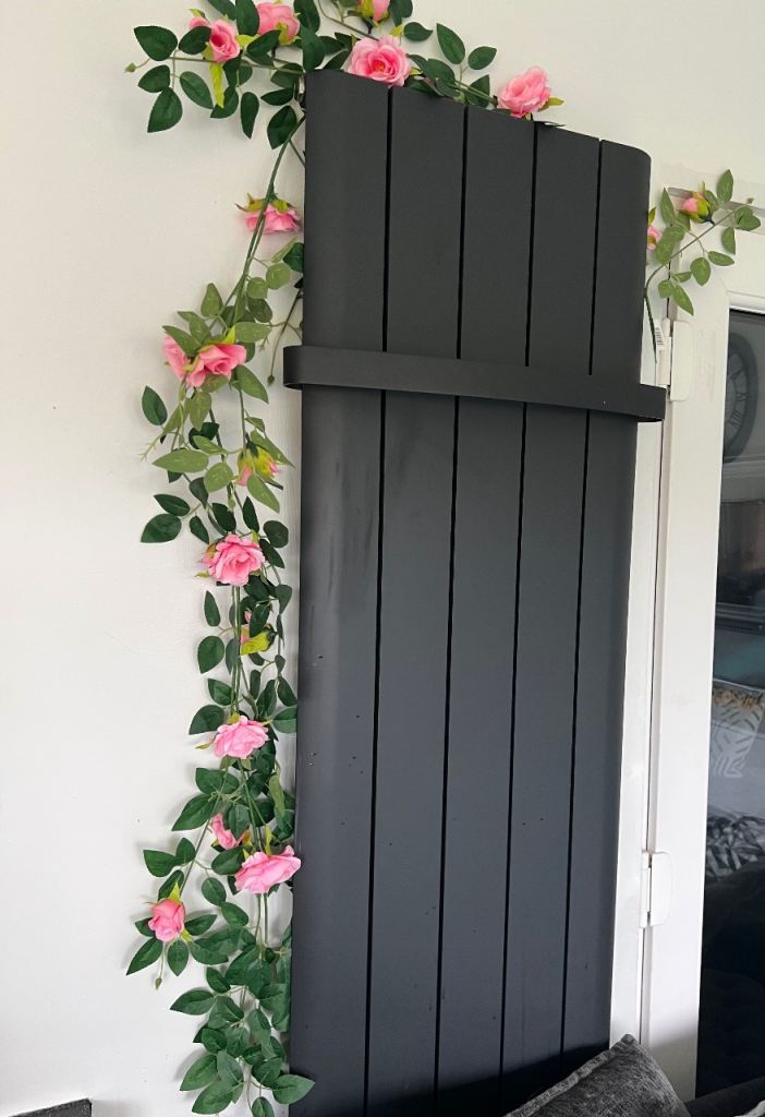 Artificial flowers decor piece 