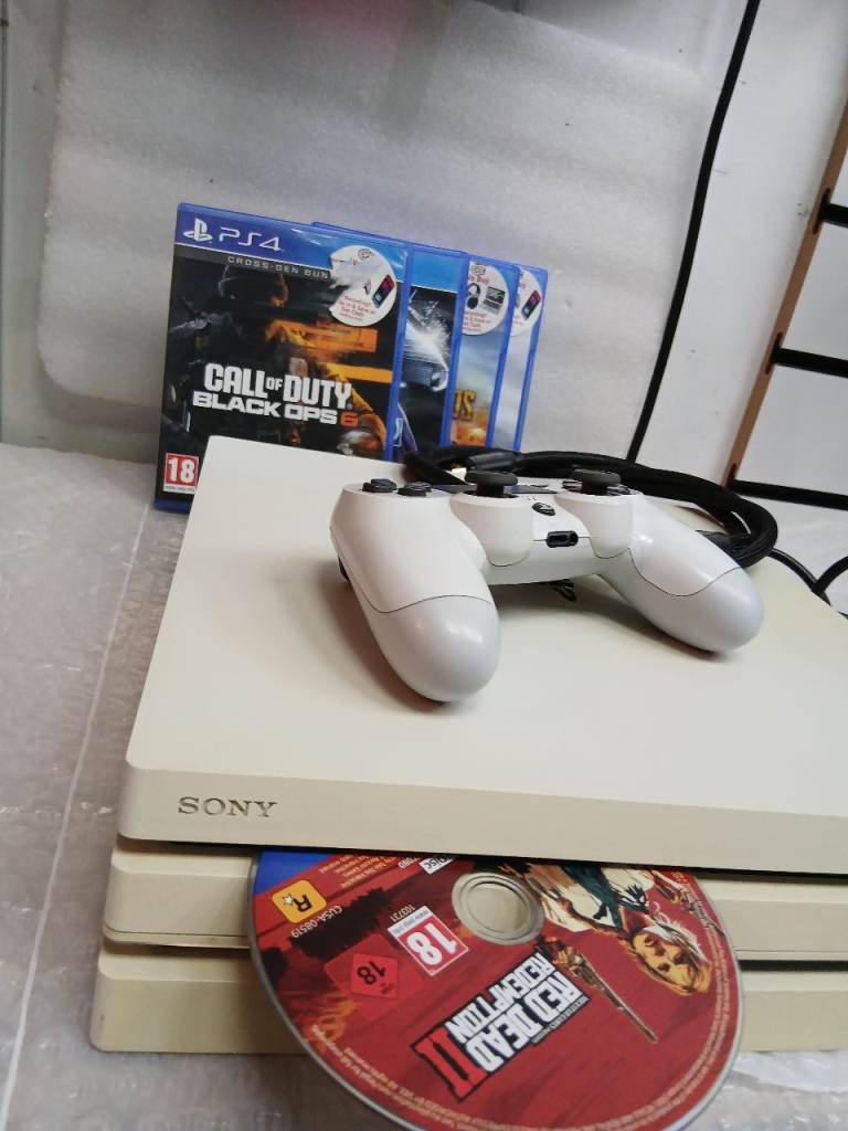 PlayStation 4 with 4Games and accessories 