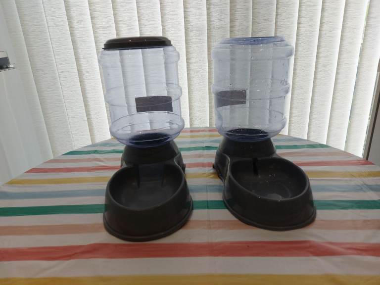 Cat feeders