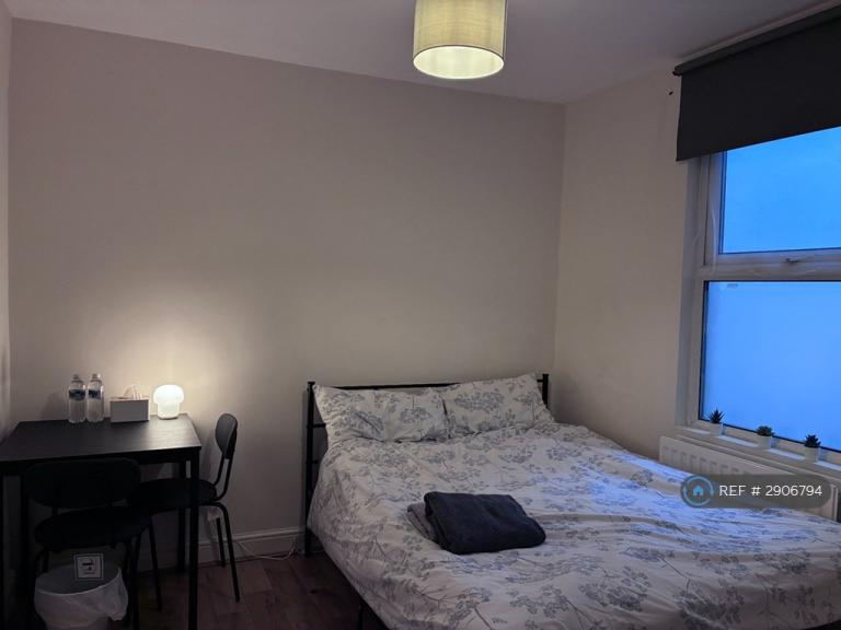 2 bedroom flat in Falcon Road, London, SW11 (2 bed) (#2906794)