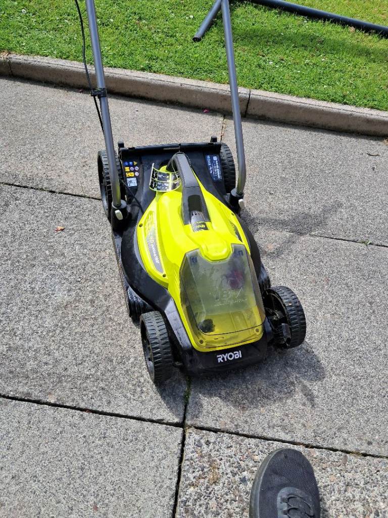 Ryobi 18V ONE+ OLM1833B 33cm Cordless Lawn Mower