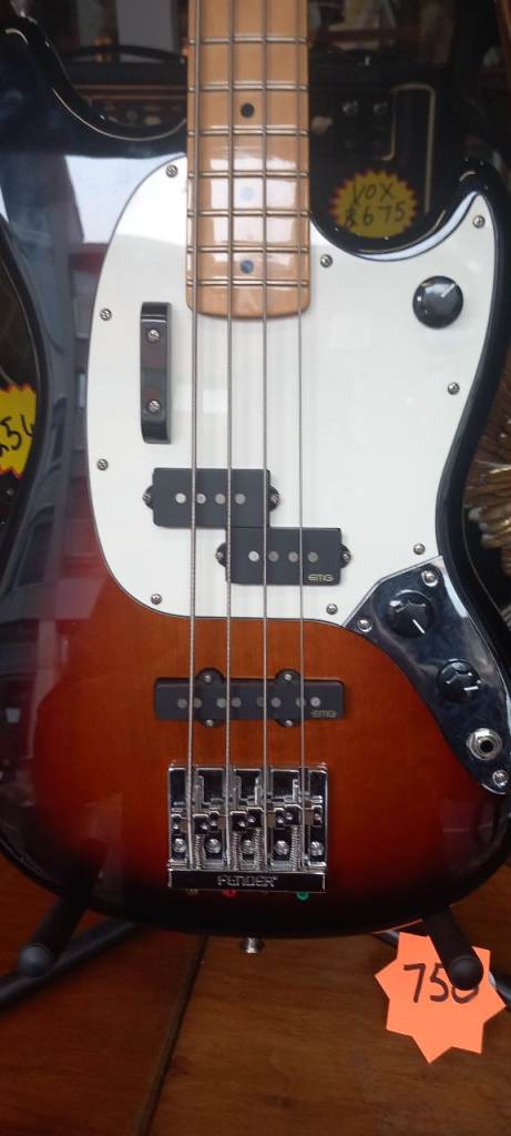 Fender Mustang Bass Guitar - Sunburst, as new Condition
