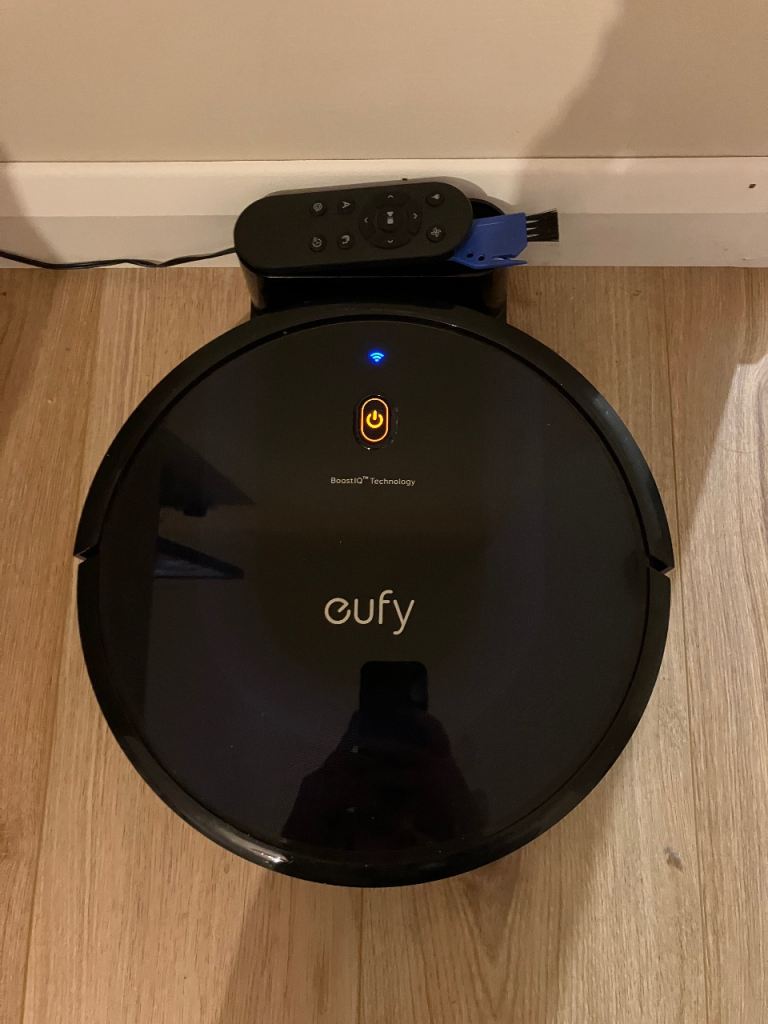 EUFY robot hoover vacuum 