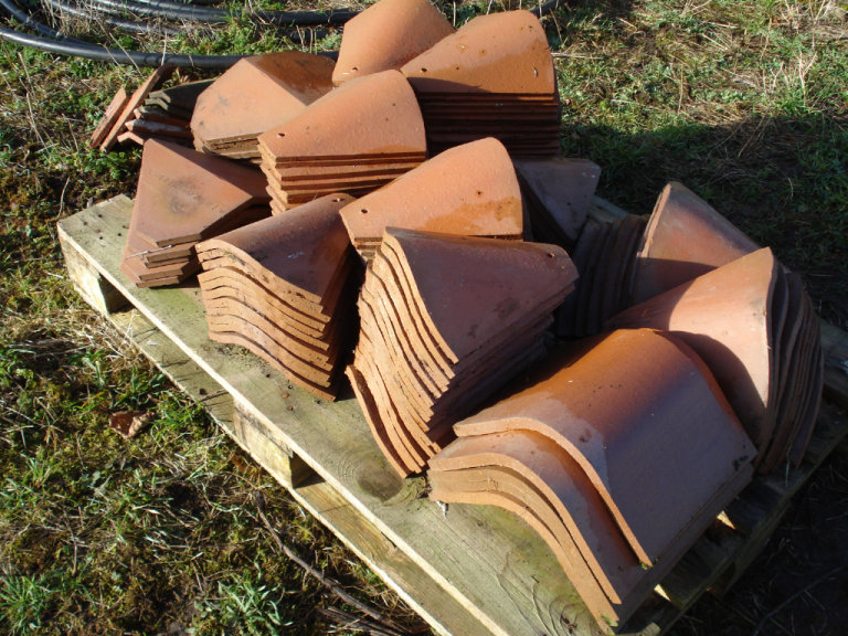 ROSEMARY BRINDLE BONNETS,VALLEYS AND SOME RIDGE TILES ALL UNUSED
