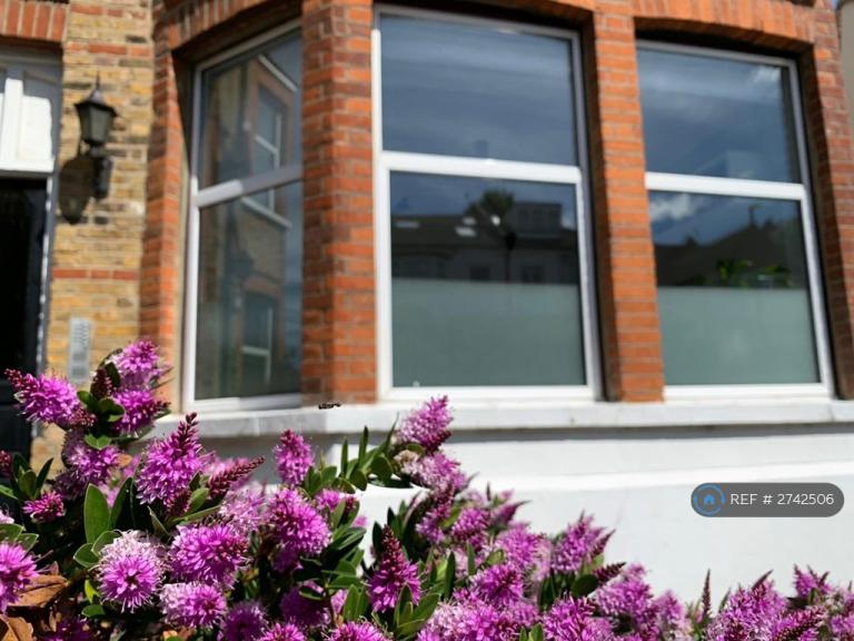 2 bedroom flat in Knollys Road, London, SW16 (2 bed) (#2742506)