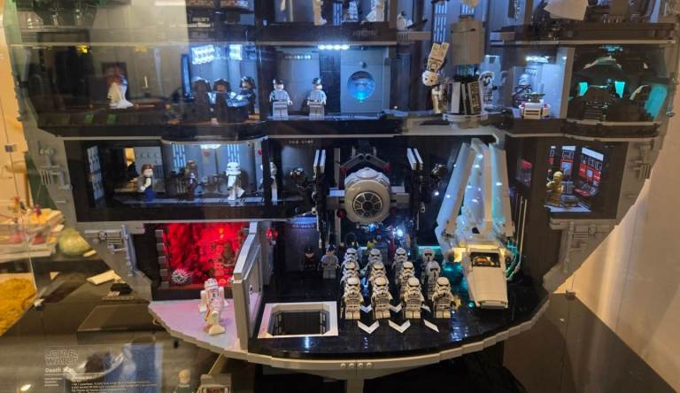 LEGO Death Star 2025 Fully Built With Expensive Light Kit Installed AND IN CUSTOM DISPLAY CASE