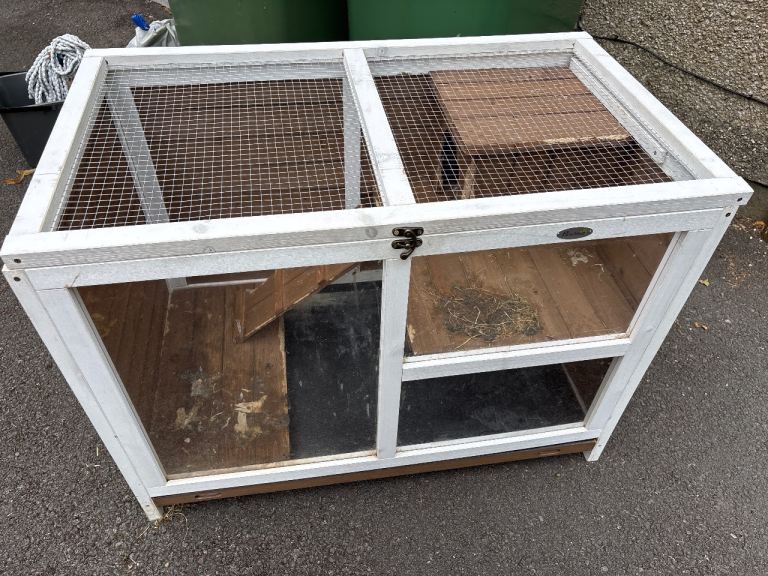 Rabbit/guinea pig hutch - indoor