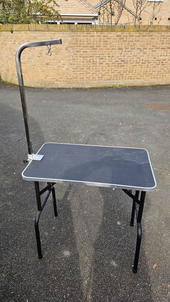 Dog grooming table