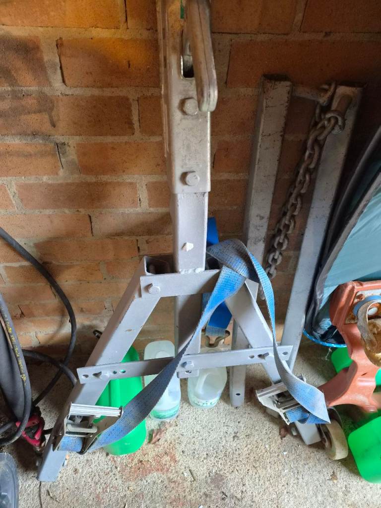 Heavy duty towing a frame with straps