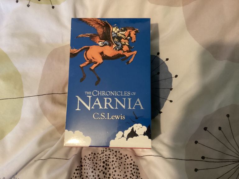 Chronicles of Narnia 7 book collection.
