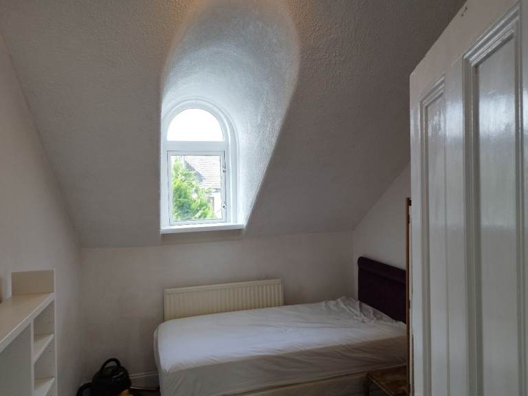 Single Bedroom for Rent – Quiet Home in Govan (Ideal for Professional or Student)