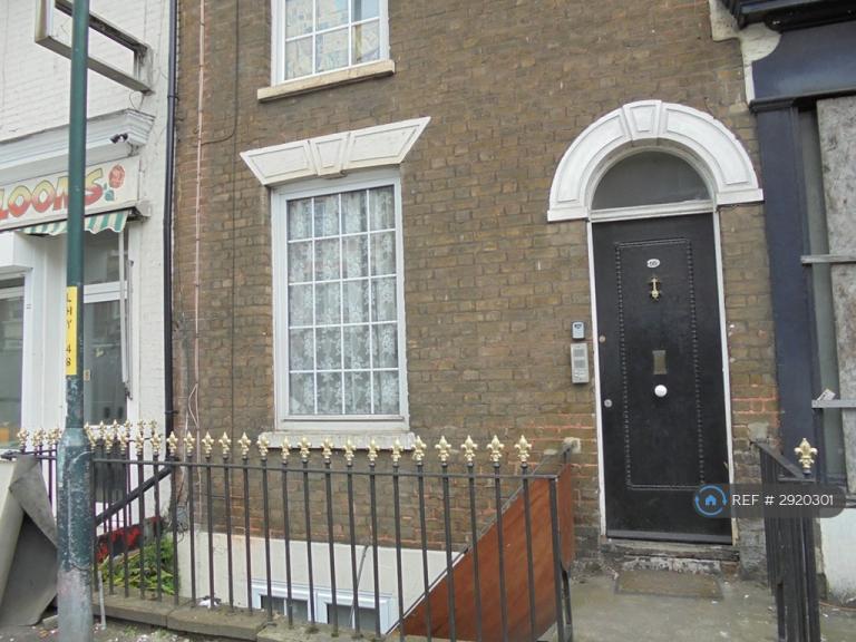2 bedroom flat in Luton Road, Chatham, ME4 (2 bed) (#2920301)