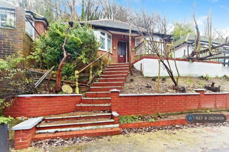 2 bedroom house in Milner Road, Caterham, CR3 (2 bed) (#2925939)
