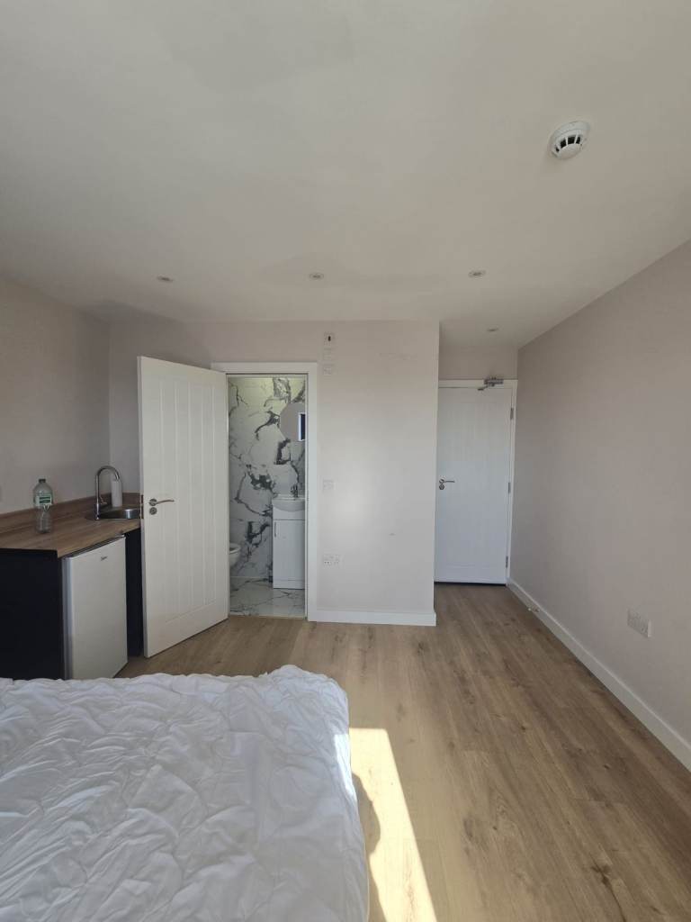 Studio flat to Let in Ealing, Hendren Close. No deposit, Dss welcome