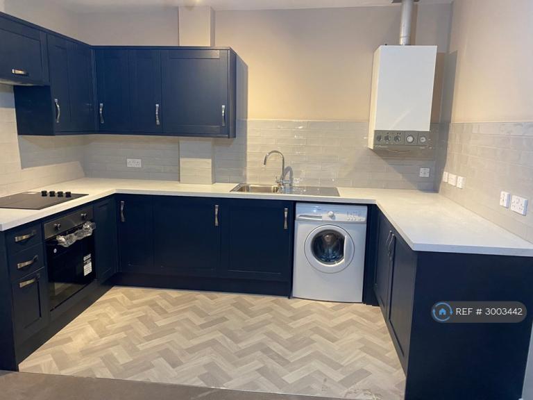 1 bedroom flat in St. Georges Street, Cheltenham, GL50 (1 bed) (#3003442)
