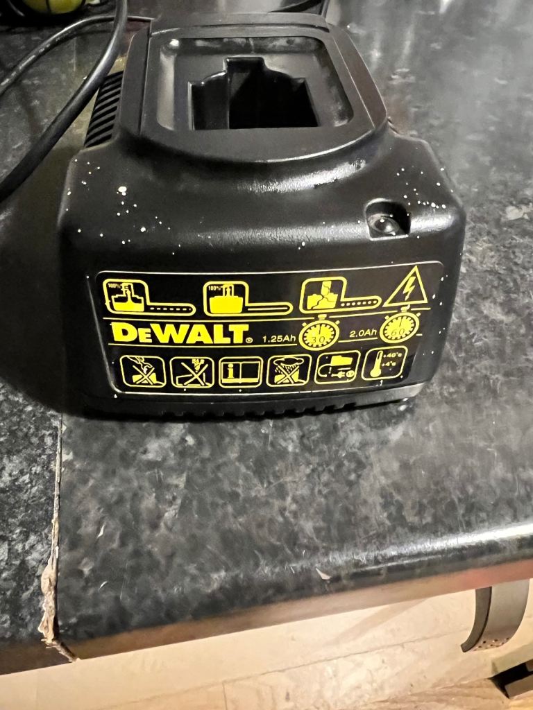 Dewalt charger DE 9108