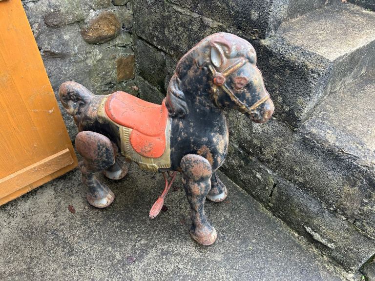 Vintage mobo metal horse