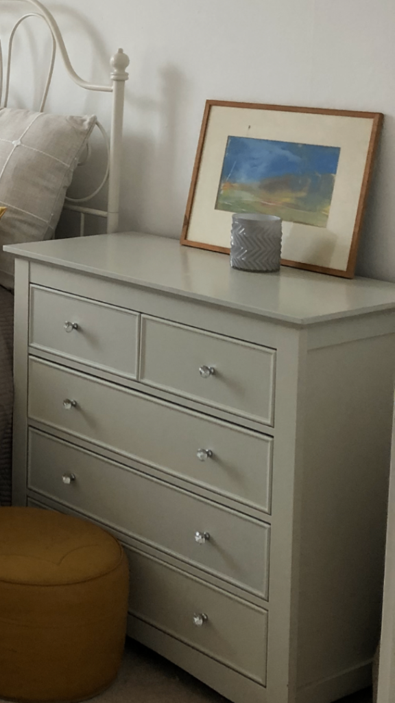 Chest of drawers crystal knobs