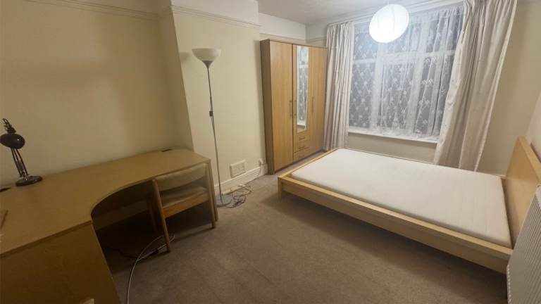 Large room for couples and professionals available now