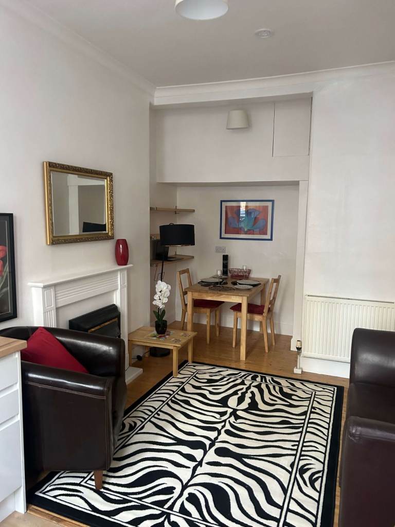 Charming, 1 bedroom, 1st floor flat in Dalry with newly refurbed kitchen - available April