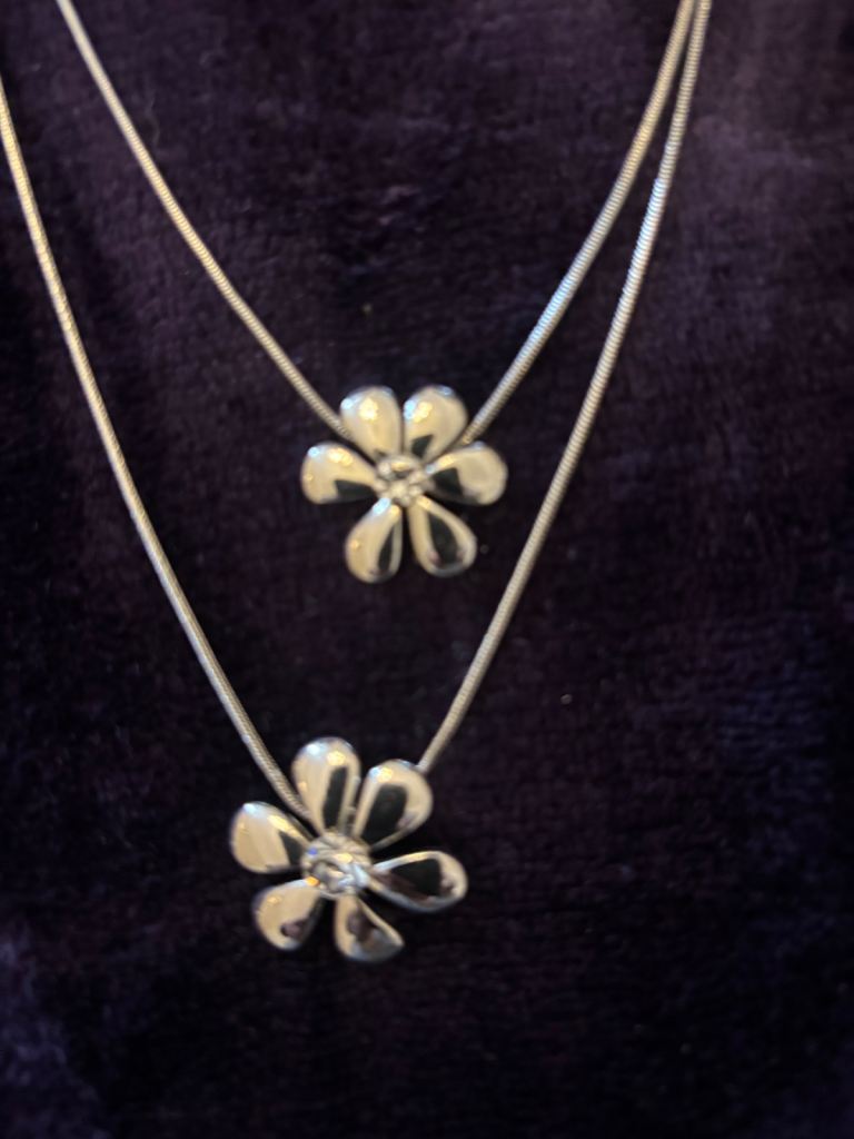 Dottilove Flower necklace 