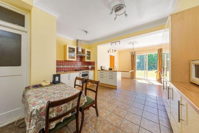 3 Bright Rooms in Friendly, Professional Home 