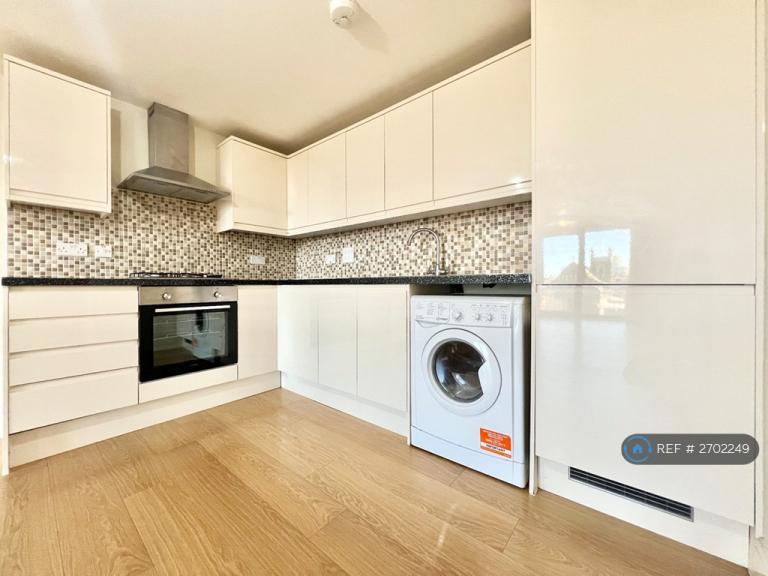 1 bedroom flat in Charter House, Ilford, IG1 (1 bed) (#2702249)