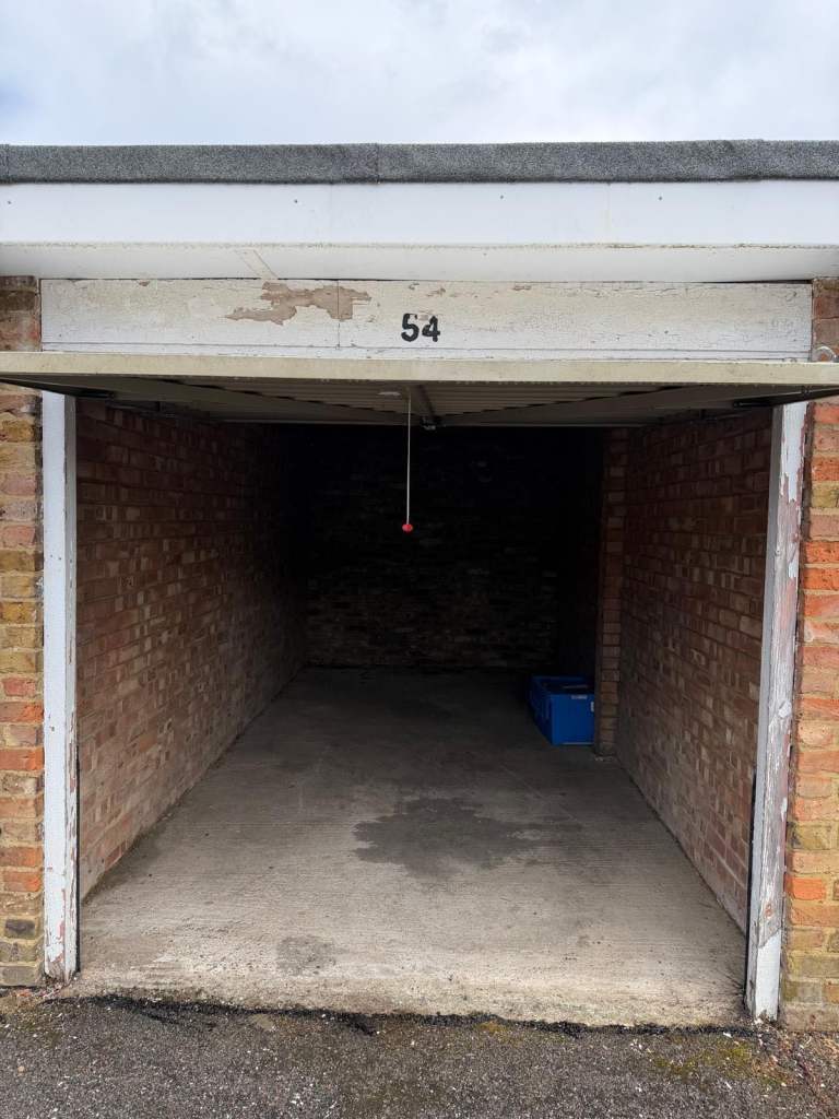 Garage to rent close to train station 