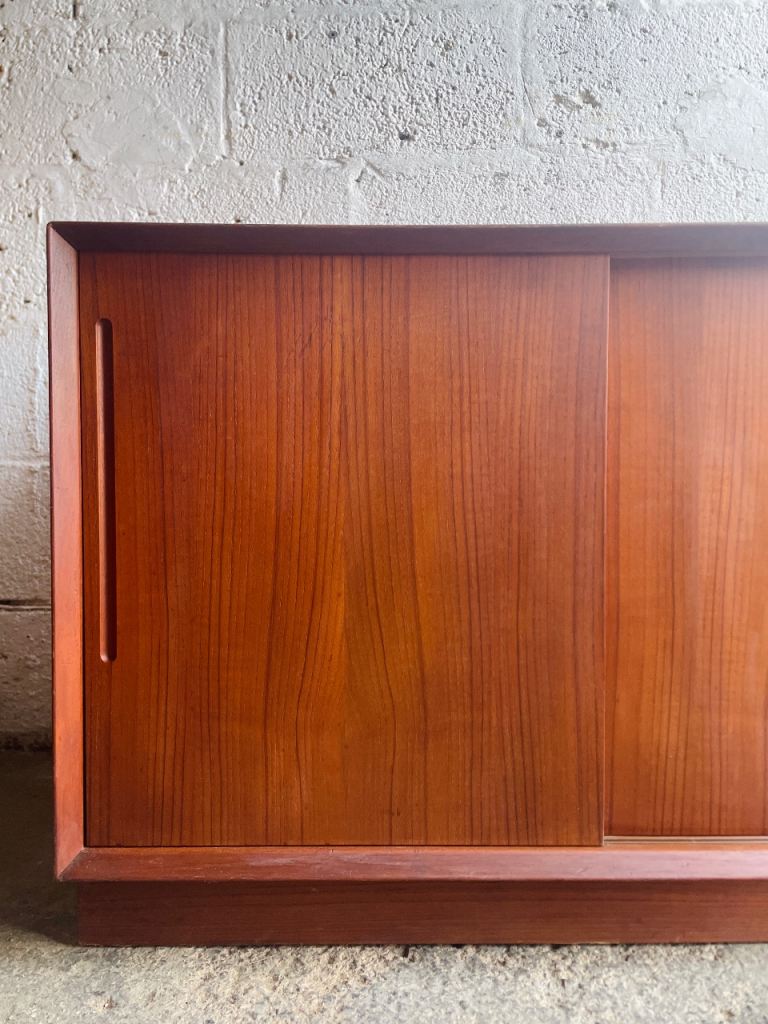 VINTAGE MID CENTURY TEAK DANISH SHORT COMPACT SIDEBOARD SVEND AARGE RASMUSSEN