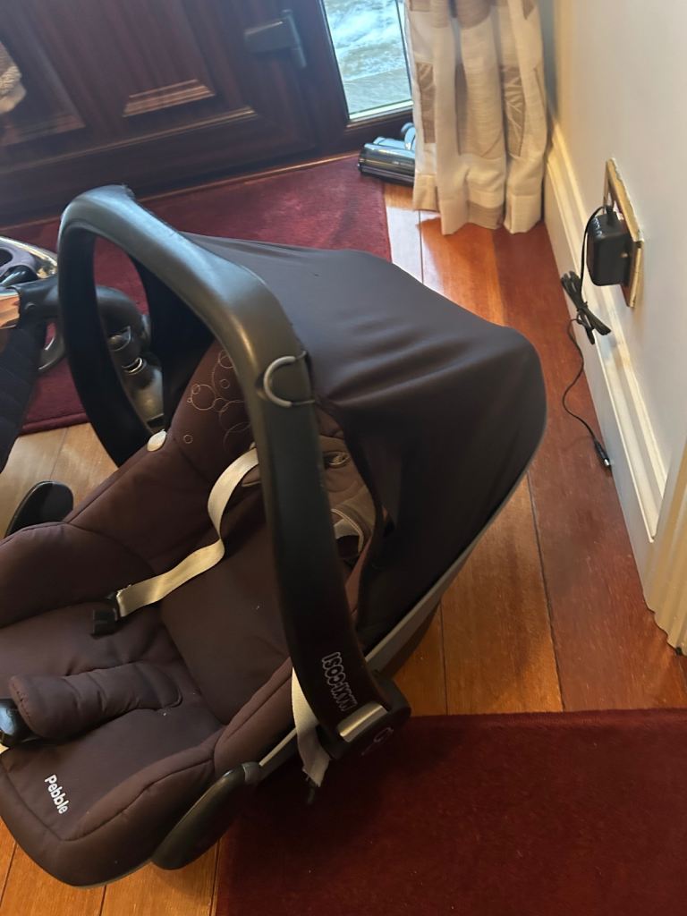 Maxi cosi pebble car seat with easy base 2
