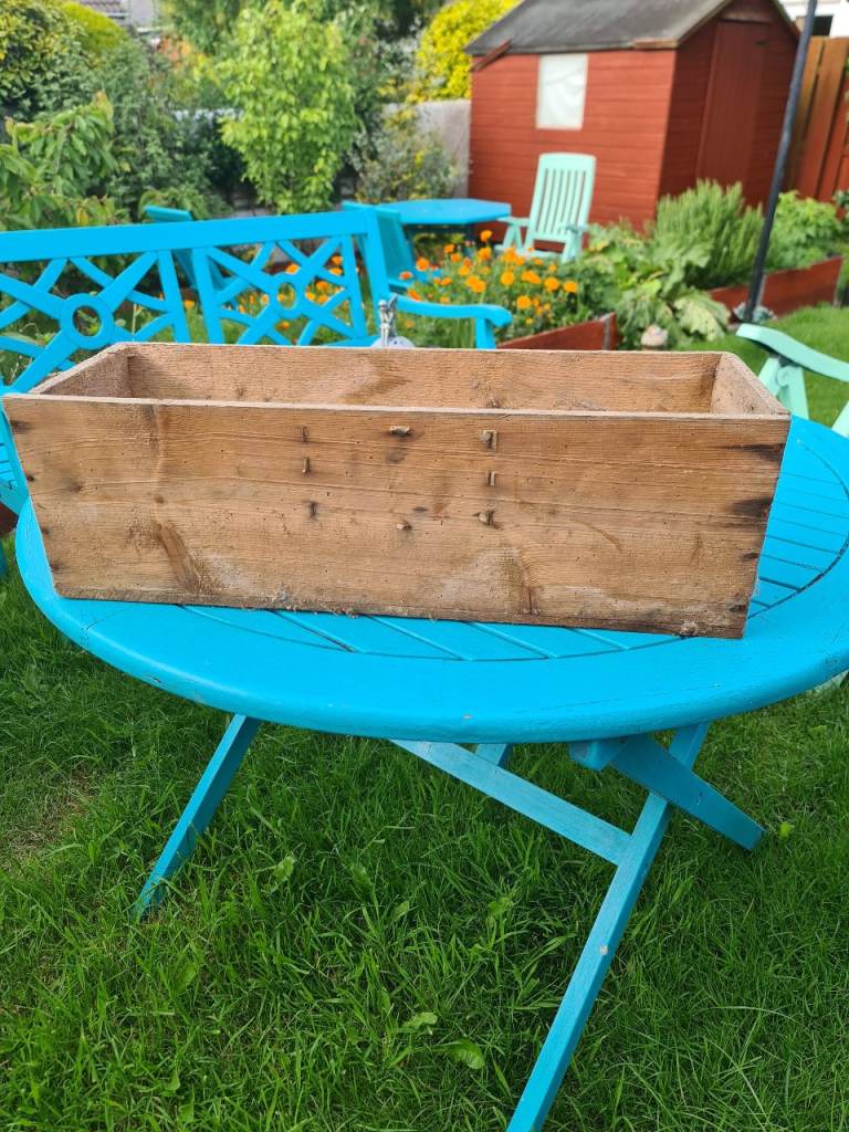 Free wooden trough/Planter