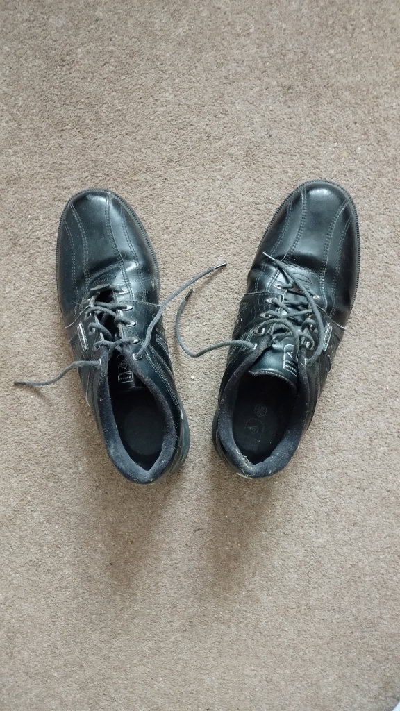 MENS GOLF SHOES - SIZE 10. DUNLOP. BLACK, STURDY SHOES. VGC.