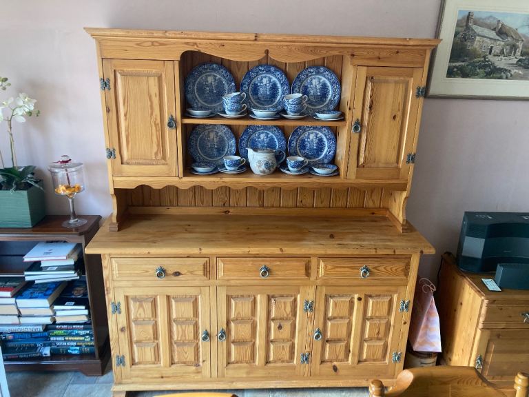 Pine Wood Dresser Sideboard with Display Shelves – Good Condition
